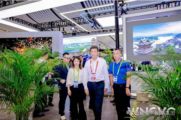 工業(yè)和信息化部熊繼軍副部長(zhǎng)體驗(yàn)NGA智能電動(dòng)半掛車，精準(zhǔn)靈敏，動(dòng)力十足！